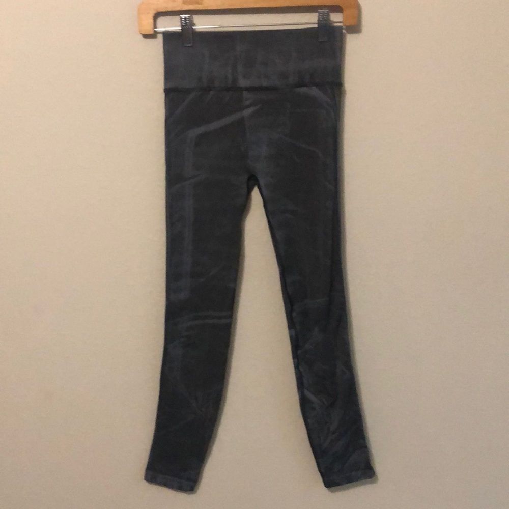 LULULEMON leggings size 4 bin p